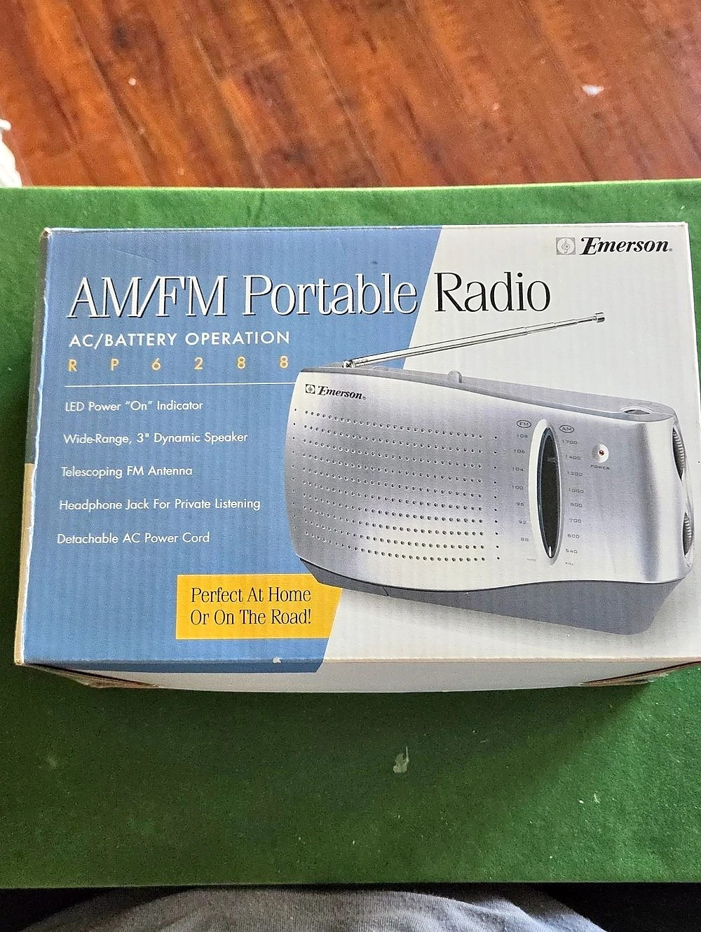 Emerson AM/FM Portable Radio Portable Radio Silver NWT